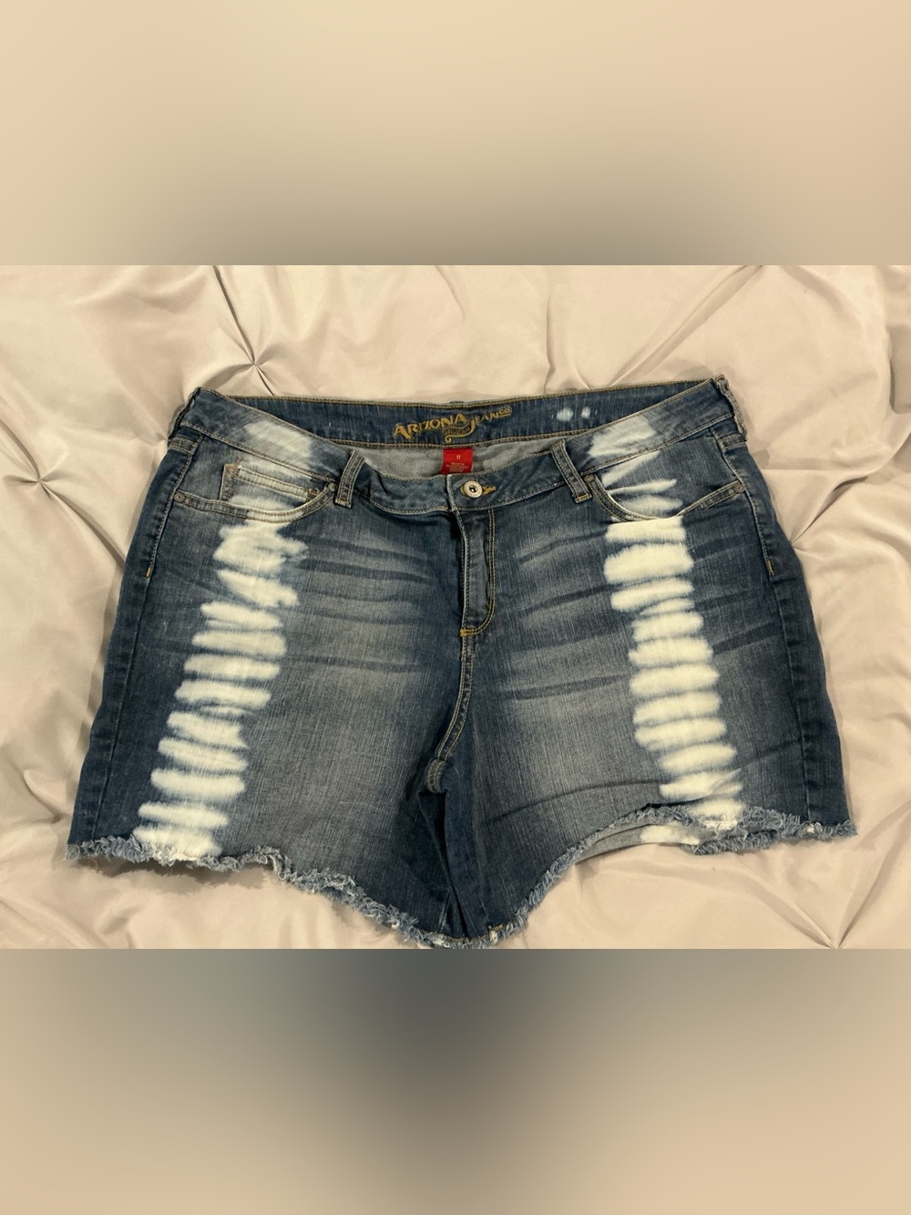 EUC - Junior’s Arizona Distressed Blue Denim Shorts - Size 17